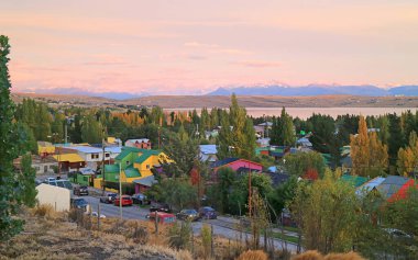 Patagonya, Arjantin, Güney Amerika 'daki Lago Argentino Lakeside' daki El Calafate Kasabası 'nın Fantastik Akşam Manzarası