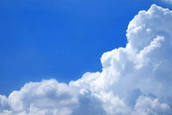 Καταπληκτικό Καθαρό Λευκό Πυκνό Σύννεφο Στον Λαμπερό Μπλε Ουρανό — Φωτογραφία Αρχείου