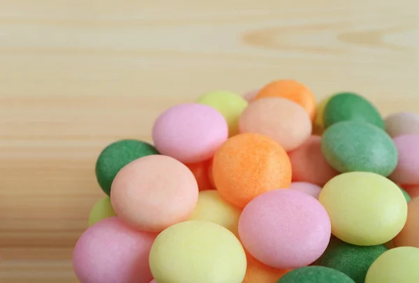 Haufen Schöner Pastellfarbener Zuckerbonbons Auf Hölzernem Hintergrund — Stockfoto