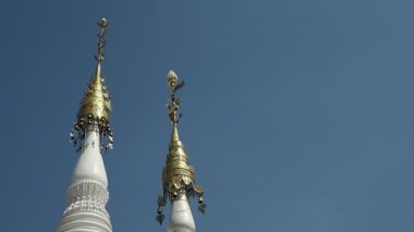 Mon Style Pagoda 'nın Altın Kuleleri Wat Chomphuwek Antik Budist Tapınağı, Tayland