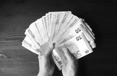 Avro Banknotlarının Tek Renkli Paketi Ahşap Arkaplanda Kadın Eli ile