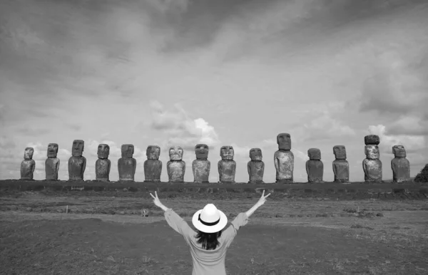 Imagen Monocromática Una Visitante Feliz Frente Las Enormes Estatuas Moai — Foto de Stock