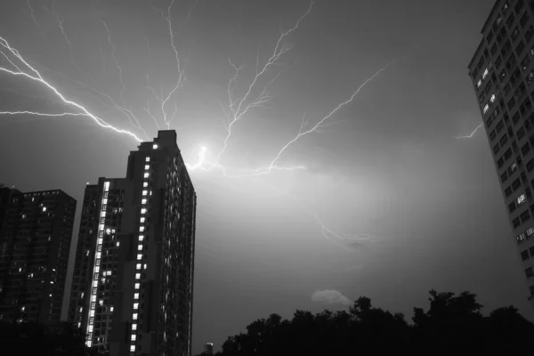 Imagem Monocromática Incríveis Relâmpagos Reais Céu Noturno Urbano — Fotografia de Stock