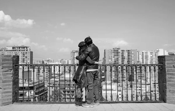 Imagen Monocromática Pareja Abrazándose Punto Vista Colina Santa Lucía Santiago —  Fotos de Stock