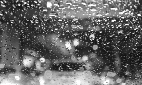 Closeup Gotas Chuva Pára Brisas Carro Com Rua Embaçada Noite — Fotografia de Stock