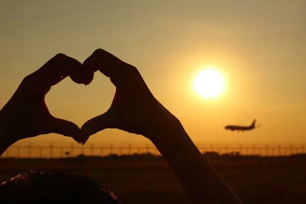 Kadın Eli Silueti Parlak Güneş Uçağa Kalp Işareti Yapıyor — Stok fotoğraf
