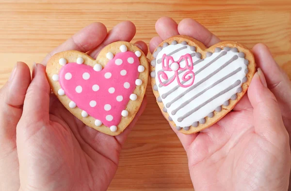 Adoráveis Biscoitos Forma Coração Nas Mãos Mulher Com Mãos Homem — Fotografia de Stock