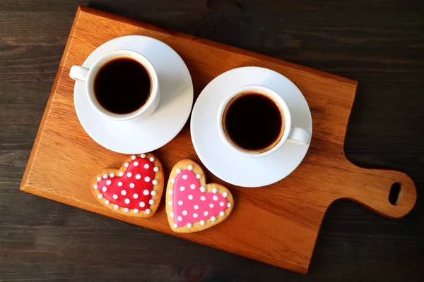 Twee Kopjes Koffie Een Paar Hartvormige Koekjes Geserveerd Houten Tafel — Stockfoto