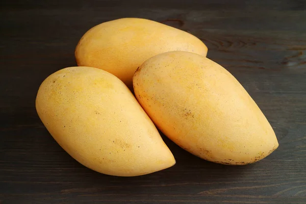 Tres Frutas Enteras Frescas Mango Maduro Aisladas Sobre Fondo Madera — Foto de Stock