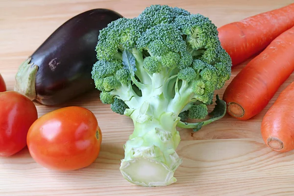 Brokoli Segar Dengan Tomat Wortel Dan Terong Latar Belakang Kayu — Stok Foto