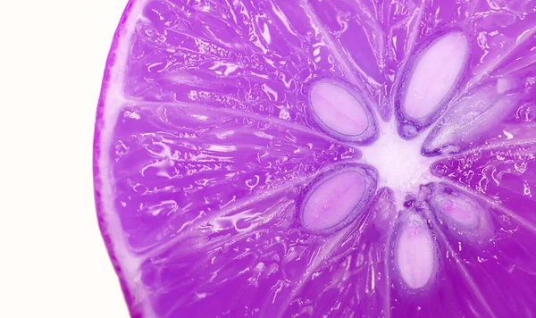 超现实的流行艺术风格电浆紫色石灰切割成两半 白色背景上的种子 — 图库照片