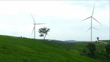 Rüzgâr Tarlasında Rüzgar Türbinlerinin Görüntüsü