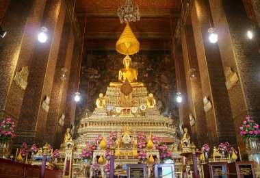Phra Buddha Deva Patimakorn, Muhteşem Buddha Görüntüsü Üç katlı Platform Tablosunda Oturuyor, Wat Pho Tapınağı Ordinasyon Salonu, Tayland