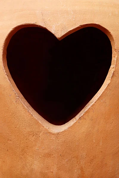 Sevgililer Günü Konsepti Için Terracotta Vazosunun Kalp Şeklinde Deliği — Stok fotoğraf