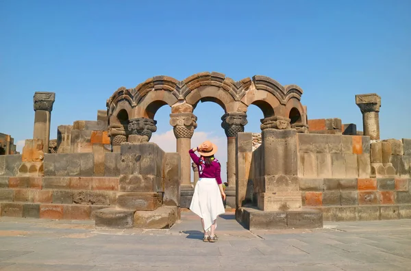Kobieta Odwiedzająca Katedrę Niesamowite Zvartnots Wpisaną Listę Światowego Dziedzictwa Unesco — Zdjęcie stockowe