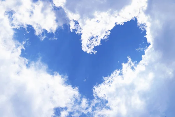 ふわふわハート型フレーム鮮やかな青い空の積雲がバレンタインデーのコンセプト — ストック写真