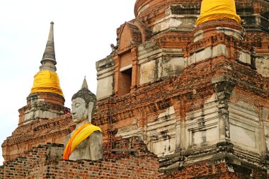 Ayutthaya Tarih Parkı 'ndaki Wat Yai Chai Mongkhon Tapınağı' nın Büyük Buda görüntüsü.