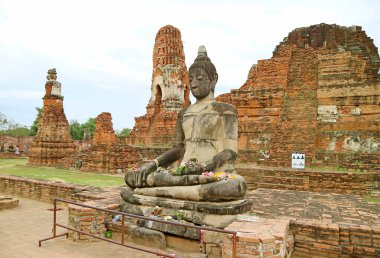 Wat Mahathat 'da Güzel Oturan Buda Görüntüsü ya da Tayland' ın Ayutthaya Tarihi Adası 'ndaki Büyük Kalıntı Tapınağı