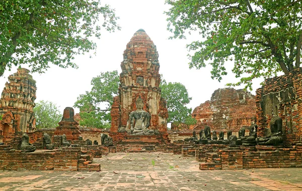 Απίστευτη Ομάδα Του Βούδα Εικόνες Καταστρέφει Στο Wat Mahathat Ναό — Φωτογραφία Αρχείου