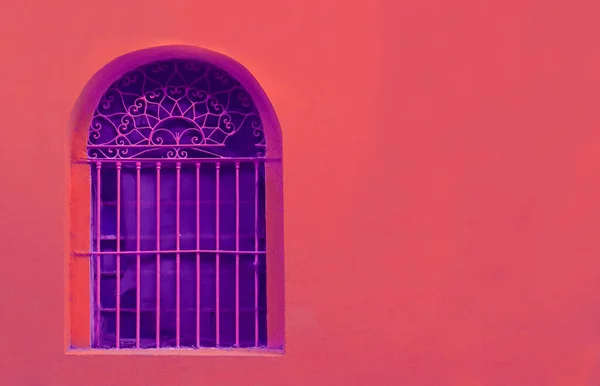 Koraal Roze Gekleurde Muur Met Fuchsia Paars Smeedijzeren Vintage Venster — Stockfoto