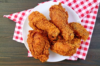 Tahta Masada Altın Kahverengi Kızarmış Tavuklar