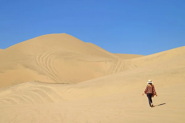 Donna Che Cammina Verso Incredibili Dune Sabbia Del Deserto Huacachina — Foto Stock