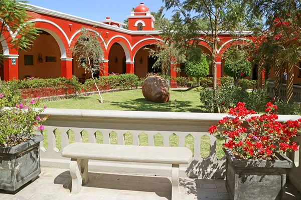 Peruaanse Stijl Levendig Rood Gekleurd Buiding Met Bloeiende Tuin Oase — Stockfoto