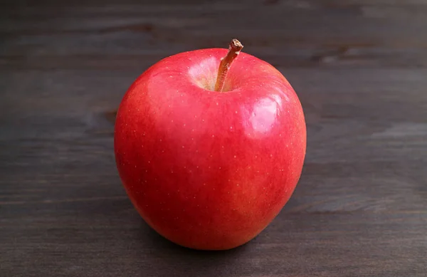 Siyah Ahşap Zeminde Izole Edilmiş Taze Olgun Kırmızı Bir Elmanın — Stok fotoğraf
