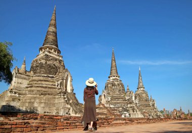 Wat Phra Si Santhe Ayutthaya Tarih Parkı 'ndaki İnanılmaz Pagoda Harabelerini Ziyaret Eden Kadın Turist