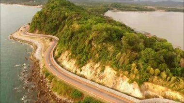Chaloem Burapha Chonlathit Yolu 'nun inanılmaz hava manzarası, Tayland' ın doğu kıyısı boyunca insansız hava aracı, Chanthaburi Bölgesi, Tayland