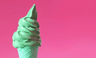 Pastel Green Pistachio aromalı Yumuşak Servisli Dondurma Konisi Bubblegum Pembe Arkaplanda