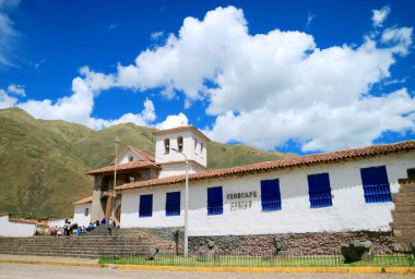 Aziz Peter Kilisesi Andahuaylillas Havarisi, Peru 'nun Quispicanchi Eyaleti Andahuaylillas kasabasındaki dikkate değer bir Barok Kilisesi.