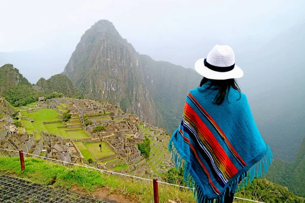 Woman Blue Poncho Being Impressed Amazing Ancient Inca Citadel Machu — Stock Photo, Image
