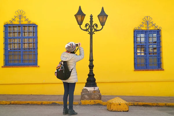 Reisender Fotografiert Eine Auffällige Vintage Straßenlaterne Mit Farbenfrohem Gebäude Hintergrund — Stockfoto