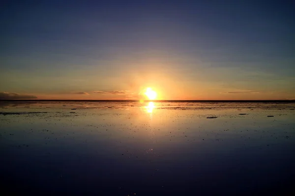 Atemberaubende Sonnenuntergangsreflexion Über Den Überfluteten Uyuni Salinen Unesco Weltkulturerbe Bolivien — Stockfoto