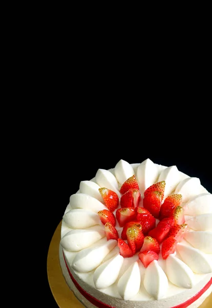 Leckere Frische Erdbeer Vanille Torte Isoliert Auf Schwarzem Hintergrund — Stockfoto