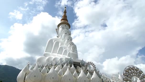 Unglaubliche Ebenen Massiver Sitzender Buddha Des Wat Pha Sorn Kaew — Stockvideo