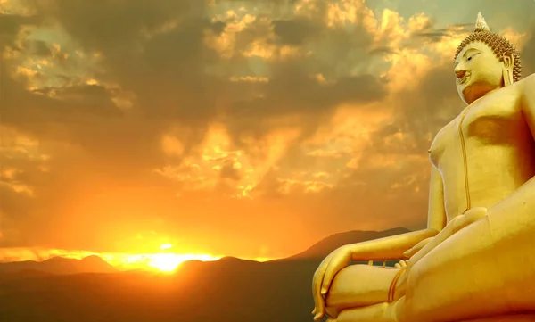 Υπέροχη Καθισμένη Χρυσή Εικόνα Του Βούδα Απίστευτη Ανατολή Του Ηλίου — Φωτογραφία Αρχείου