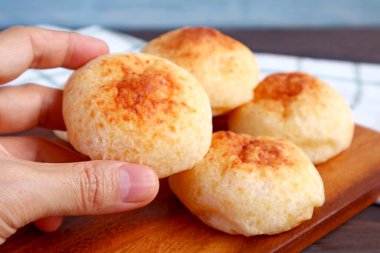 Yakından taze pişmiş Brezilya peynirli ekmek ya da Pao de Queijo seçiyorum.