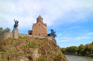 Mtkvari Riverbank 'ın Rocky Outcrop, Old Tiflis, Georgia' daki Kral Vakhtang Gorgasali anıtıyla Metekhi Kilisesi