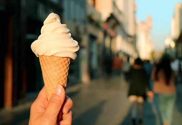 Closeup Vanilla Soft Serve Ice Cream Cone Mão Com Blurry — Fotografia de Stock