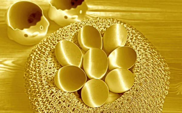 Metalliskt Guld Färgad Heap Påskägg Korg Med Två Bedårande Kycklingar — Stockfoto