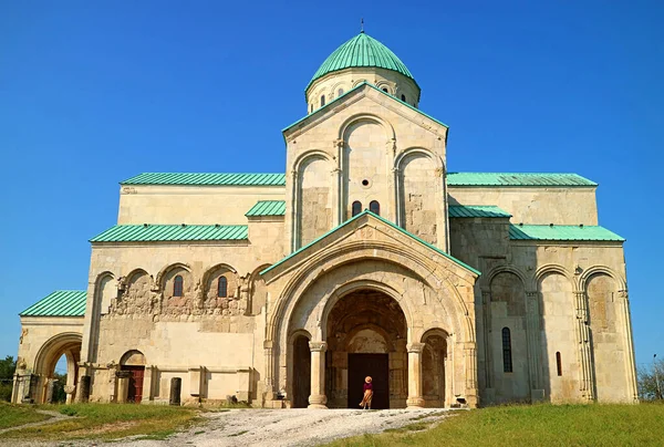 Visitante Feminina Alpendre Igreja Catedral Bagrati Uma Linda Igreja Medieval — Fotografia de Stock