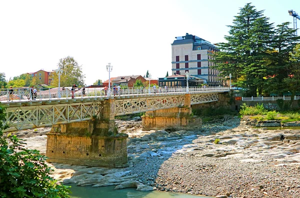 Λευκή Γέφυρα Πάνω Από Τον Ποταμό Ριόνι Ένα Από Σύμβολα — Φωτογραφία Αρχείου