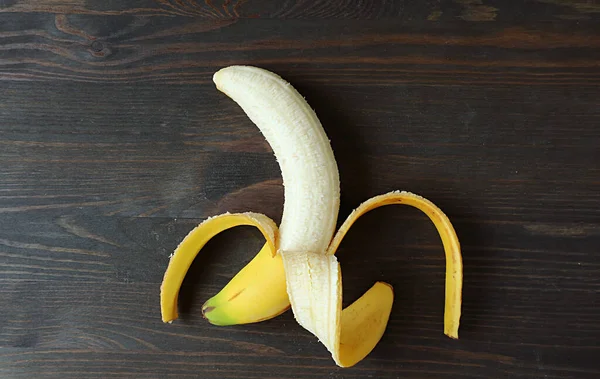 Dedo Banana Madura Fresca Descascada Isolada Pano Fundo Madeira Preta — Fotografia de Stock