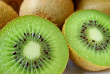 Yakın plan Taze Olgun Kivi Meyvesi 'nin İki Yarısı Arkaplanda Tam Meyveli