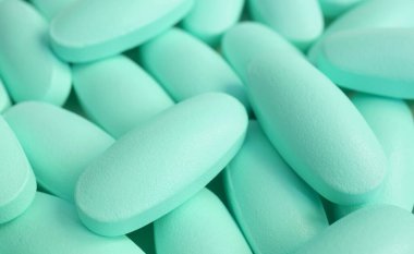 İyilik kavramı için yakın plan nane yeşili tablet yığını