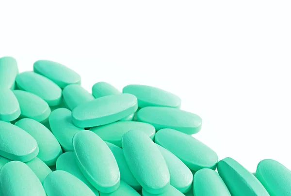 Heap Van Munt Groene Supplement Pillen Witte Achtergrond Met Kopieerruimte — Stockfoto