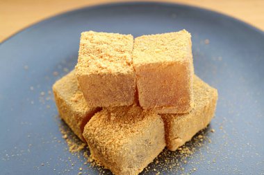 Bir tabak nefis Warabimochi, Yumuşak ve Çiğnenmiş Japon Geleneksel Şekerleme