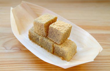 Warabimochi, Kinako adında kavrulmuş soya ununa batırılmış yumuşak ve çiğnenmiş bir Japon şekeri.